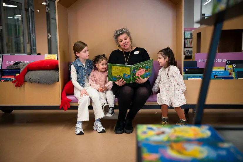 TON_6332.medewerker_bieb_bibliotheek_voorlezen_voorlezer_meisjes_kinderen_peuter_kleuter_prentenboek