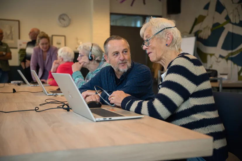 man-uitleg-hulp-vrouw-laptop-computer-digivaardiheden-klik&tik-TON_4815