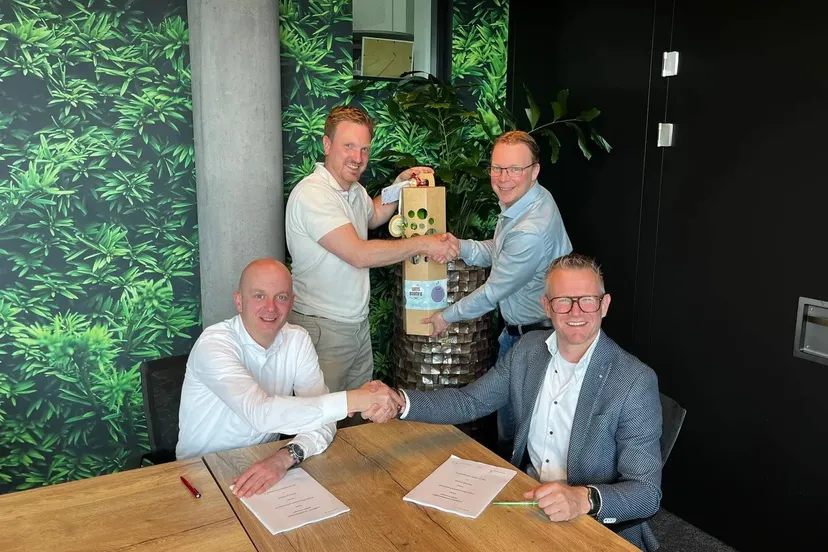 ondertekening-bloemwaard-aannemingsovk-mei-2026-stefan-jeremy-ferry-michiel