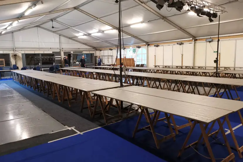 de nu nog lege tent