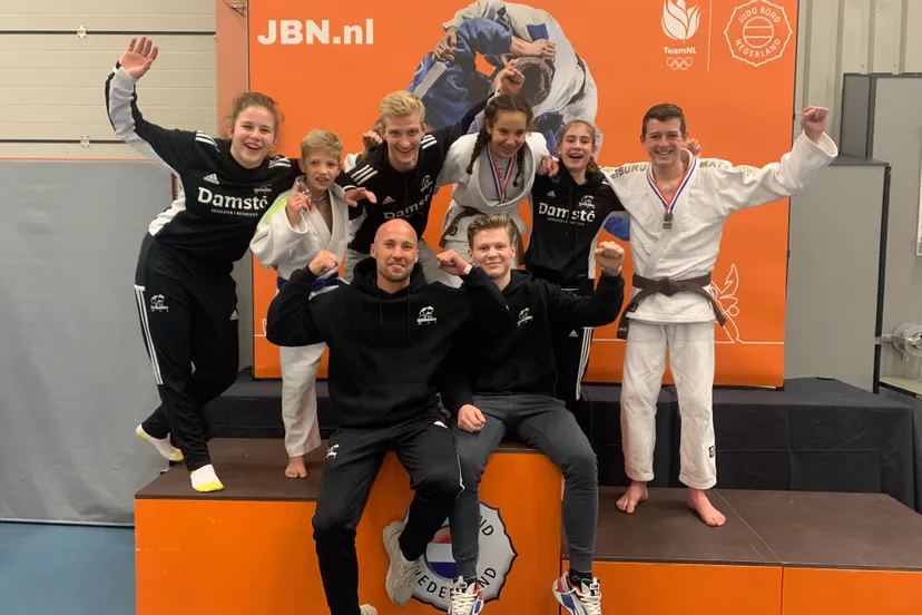 blije gezichten tijdens het nk 15 bij judosport oost