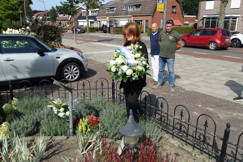 bloemen ter heredenking jo ter laak