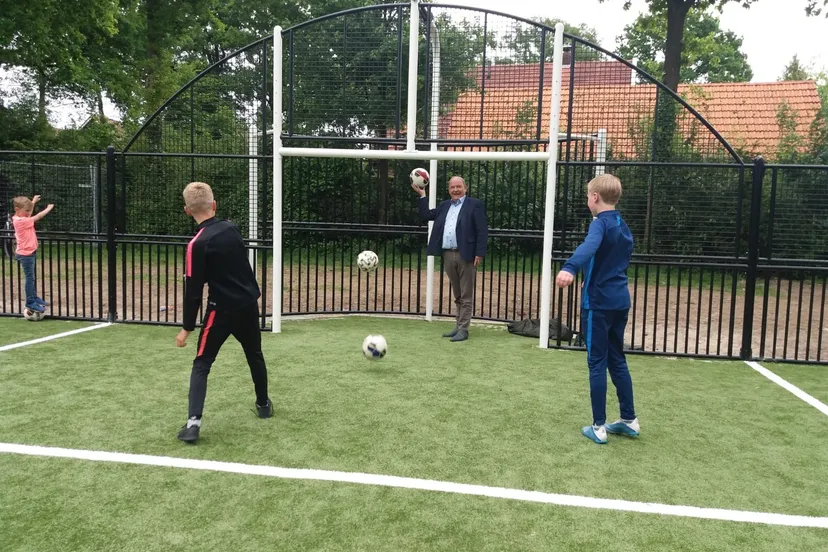 harry nijhuis nout en jens op het nieuwe kunstgrasveld