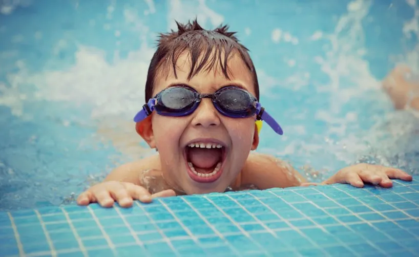 kind in zwembad
