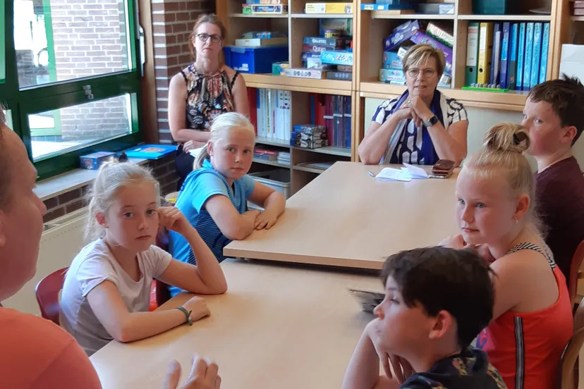 kinderen leerlingenpanel praten over armoede met wethouder anja prins