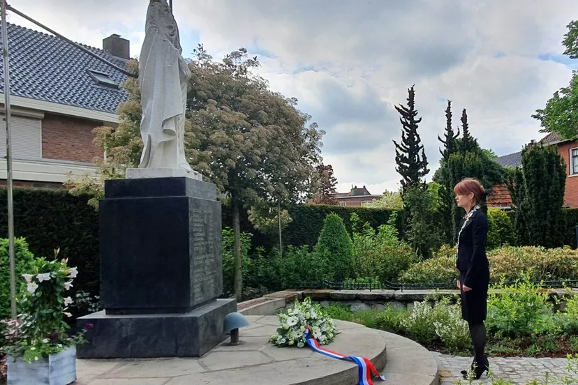 kranslegging bij oorlogsmonument