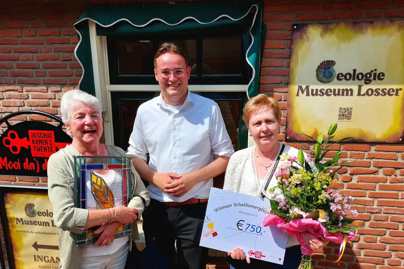 winnaars schatkamerpluym met wethouder