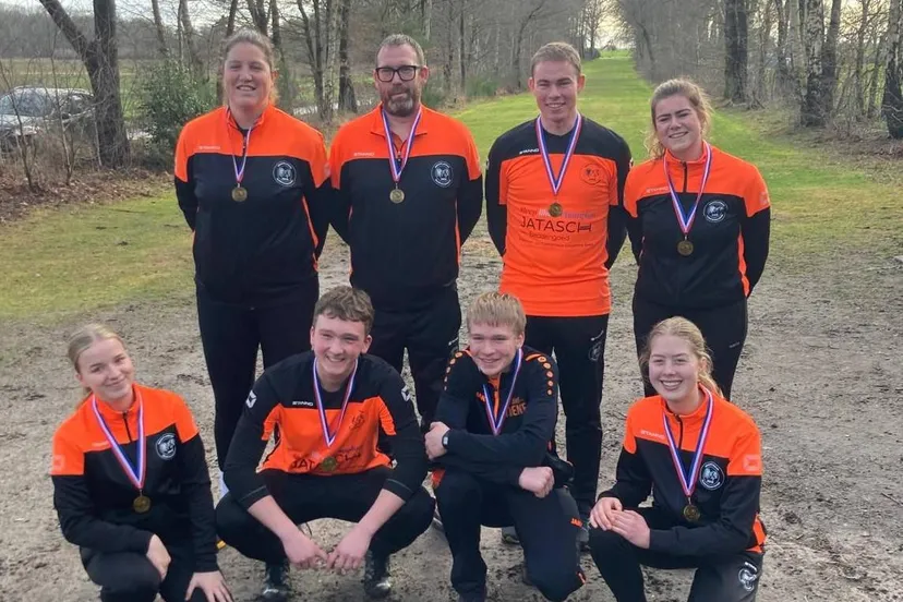 vlnr silke tulk laurens maseland patrick en suzan zieverink dylana bijen mike scholtenhave teun oude luttikhuis en lotte telgenhof winnaars veld en zetten