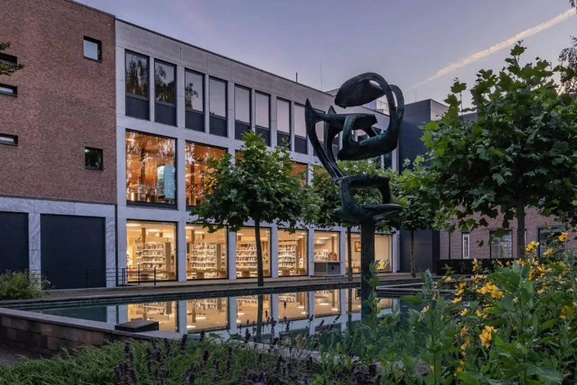 Gemeentehuis - Zijaanzicht