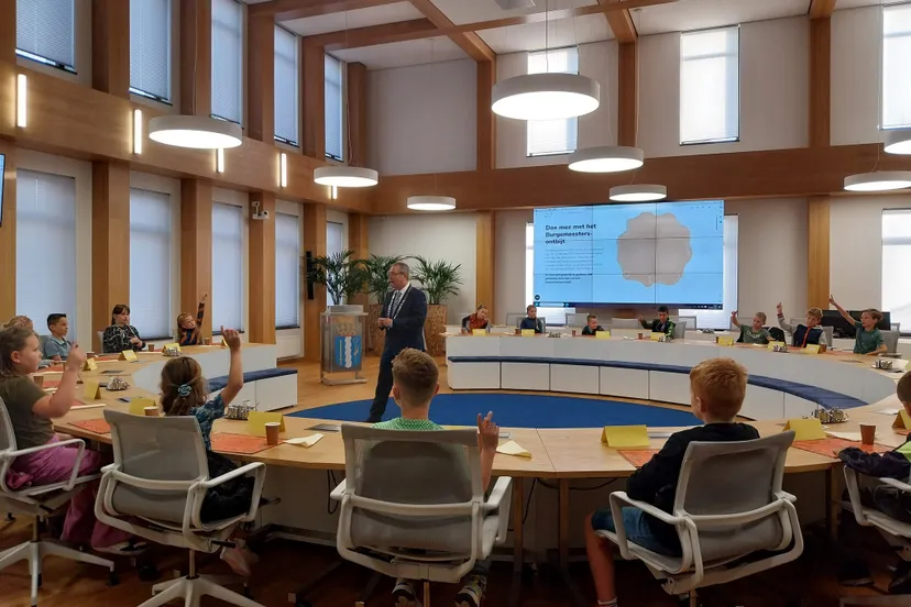 groep 5 en 6 ontbijt op het gemeentehuis maasgouw