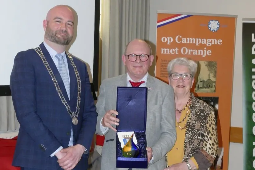 john van engelen ontvangt maasgouw sculptuur 1