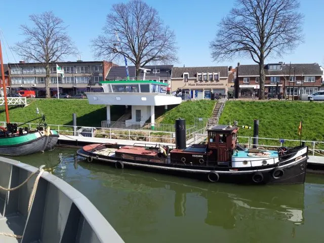 maas binnenvaartmuseum stuurhut aan de haven in maasbracht