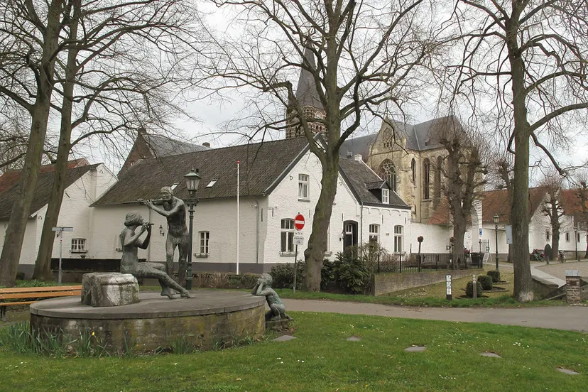 thorn beeldhouwwerk met sint michaelkerk op achtergrond foto2 2013 04 14 1137
