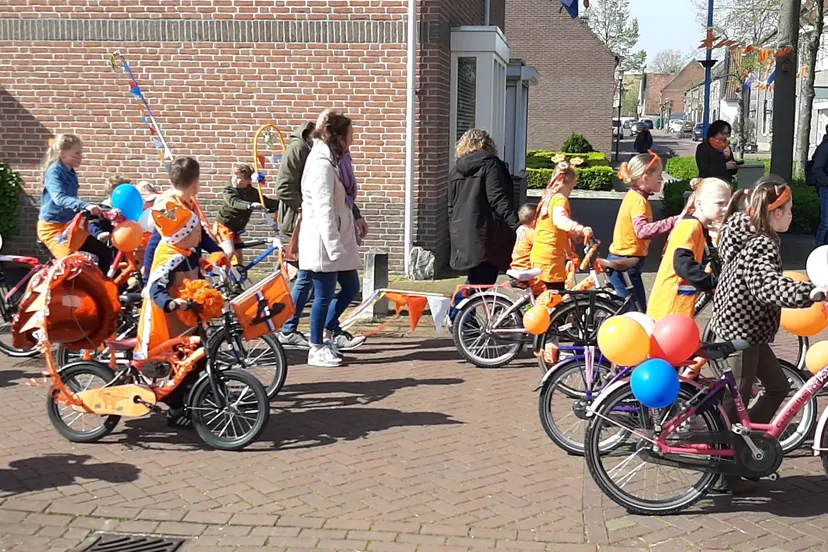 viering koningsdag 2023 in heel aankomst op het raadhuisplein