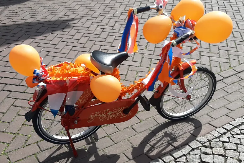 viering koningsdag 2023 in heel versierde fiets