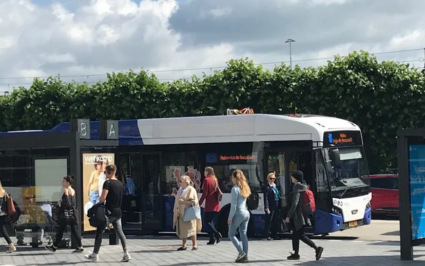 ze bus in maastricht op station begin juni 2019 915x518