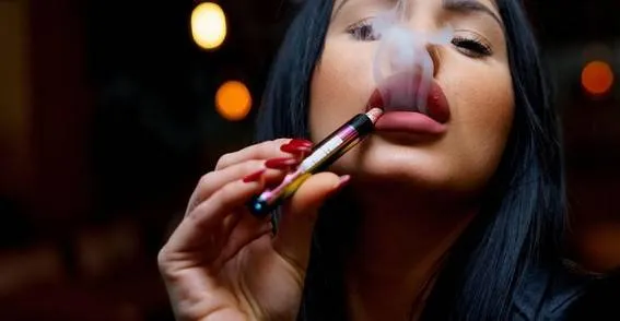 vape woman 7369381 640 px 1