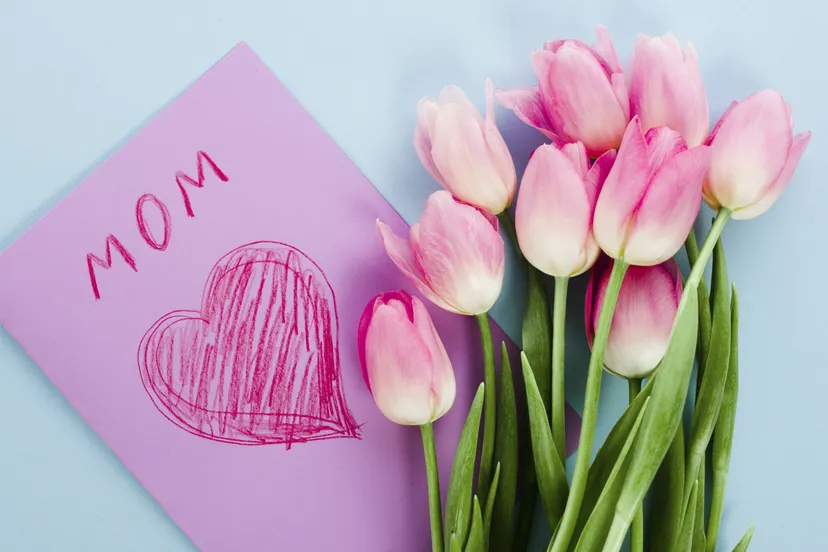 freepik tulp bloemen met wenskaart met moeder inscriptie 1
