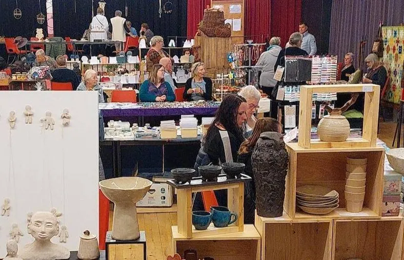 2024_10_04-Buurthuis-Moesel-in-Weert-vol-met-hobbyisten-1