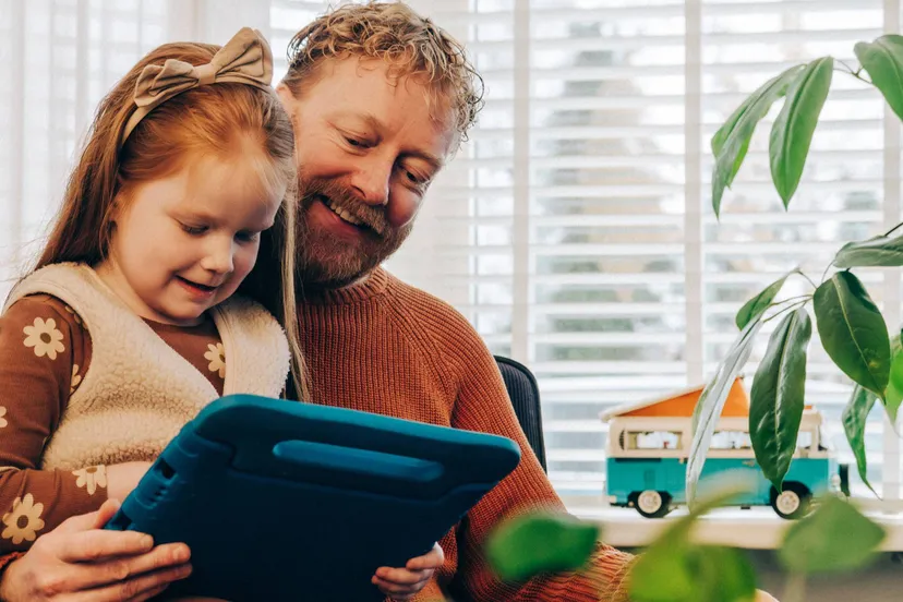 Ouder-met-kind-en-tablet-1