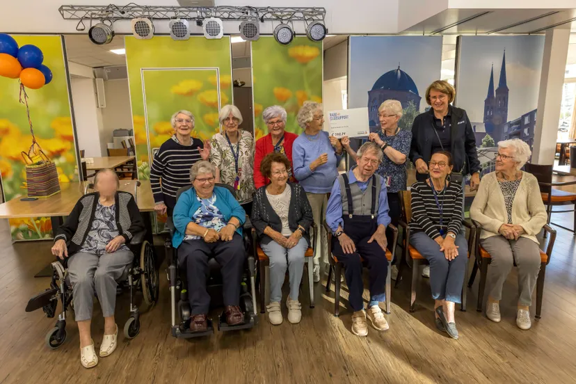 bewoners sint jan nemen cheque in ontvangst foto peter noy