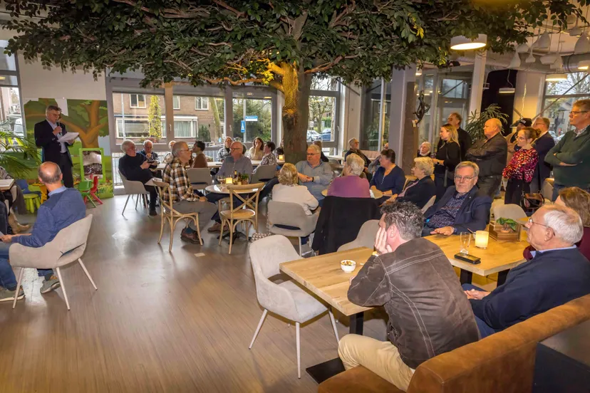1 mensen ontmoeten elkaar in het sociaal restaurant foto peter noy