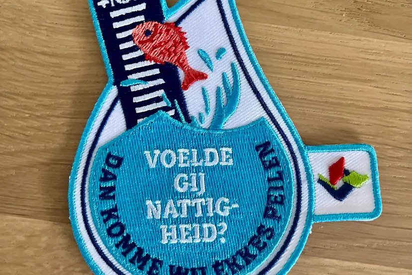 voelde gij nattigheid carnavalsembleem