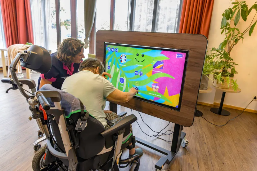 1. Carolien Kok (l) met bewoonster van verpleegafdeling (foto Peter Noy ©)