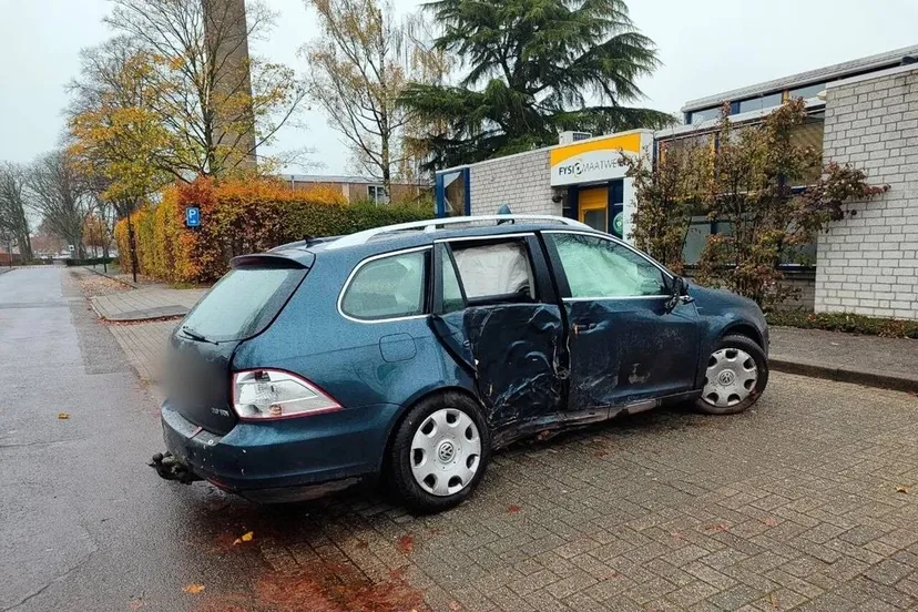 15-11-2025 Auto tegen boom in Uden 01
