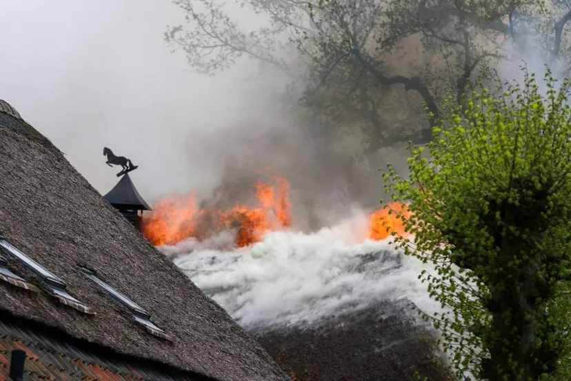 19-04-2026 Dakbrand boerderij Uden 01