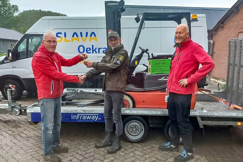 Theo Vialle (l) overhandigt sleutel aan Carlo van Hout (foto Patricia van Os ©)