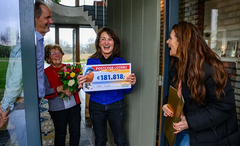 1920 marcusenellenontvangenchequevan181818eurovanpostcodeloterij ambassadeurquintytrustfull