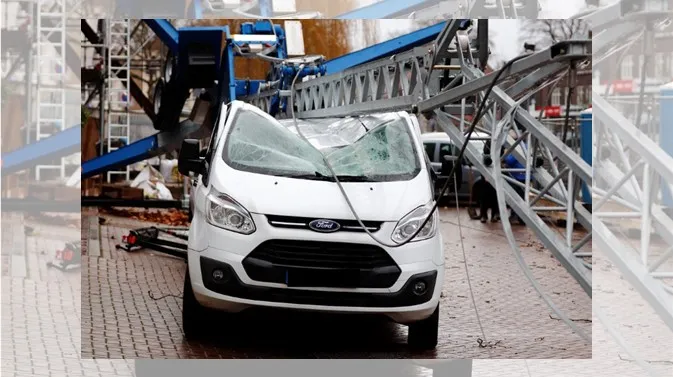 20 12 2022 bouwkraan valt op werkbus 00 1