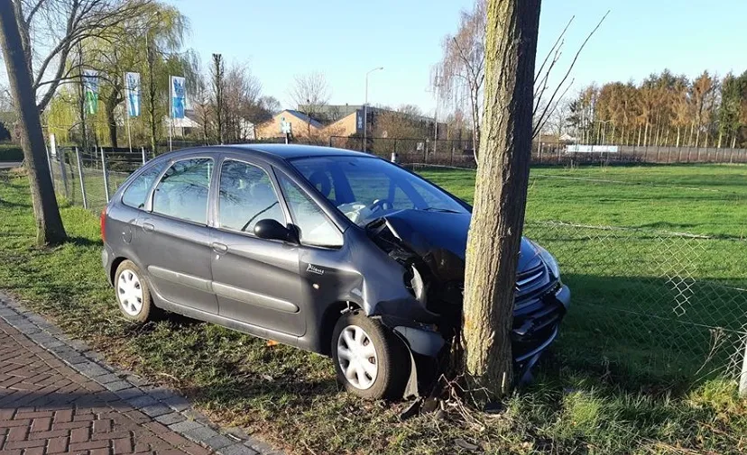 24 03 2020 auto tegen boom