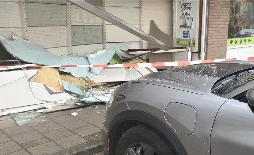 25 02 2022 auto rijdt winkelpand binnen sint oedenrode 07