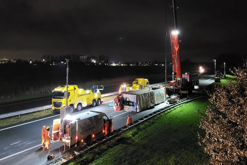 26 01 2023 vrachtwagen gekanteld op a50 01
