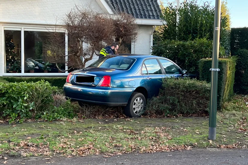 dronken automobilist belandt in voortuin woning op scheifelaar 08