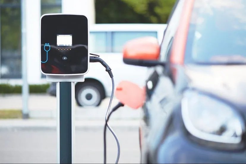 elektrische auto aan de lader e1668765717265