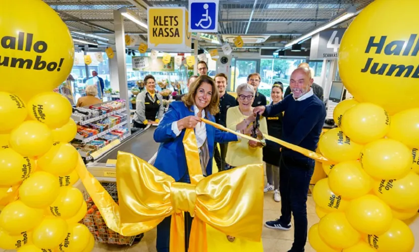 foto 1 opening van de kletskassa in udenhout door jumbo klant annie kuijpers de tilburgse wethouder rolph dols en colette cloosterman van eerd cco van jumbo