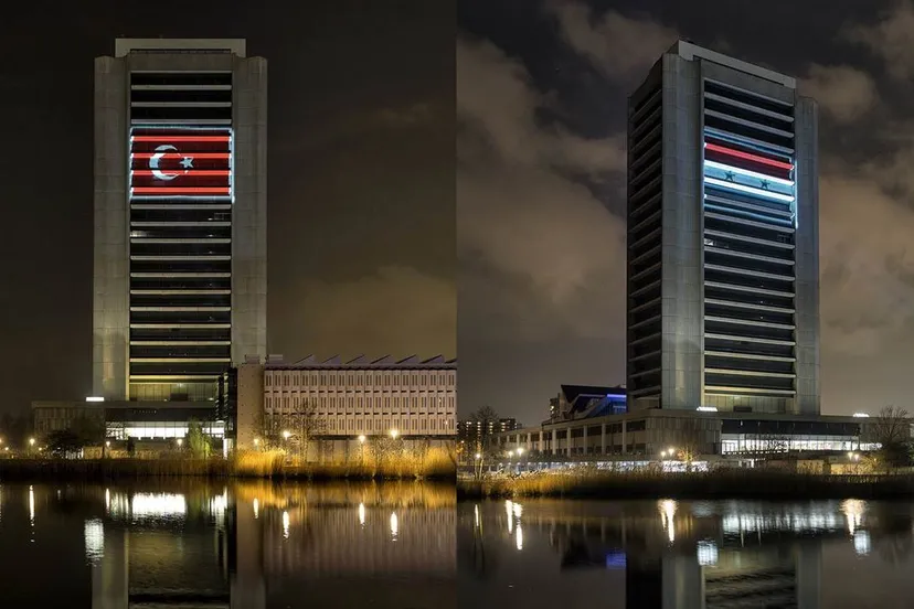 lichtprojectie turkse en syrische vlag
