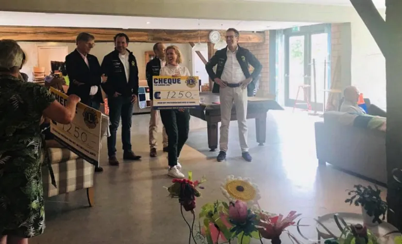 pieterbrueghelhuis ontvangt cheque lionsclub uden veghel