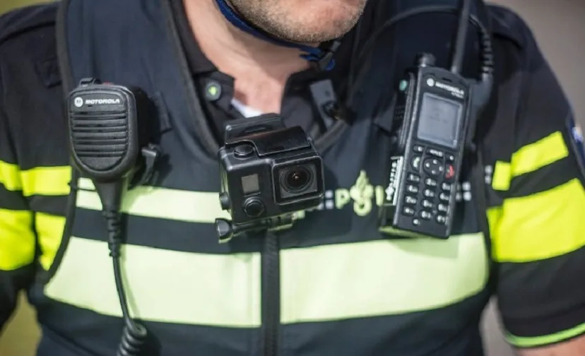 politie agent met vest en portofoon