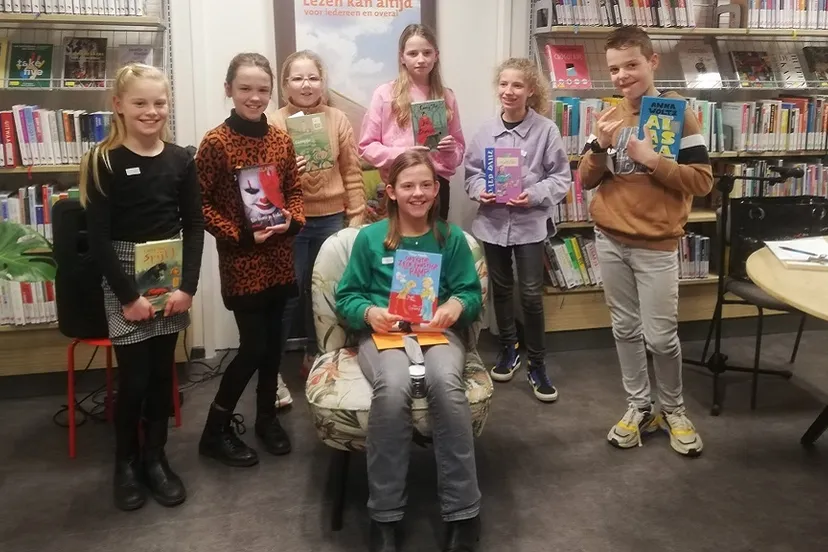 rooise winnaar suze de wert omringd door andere deelnemers