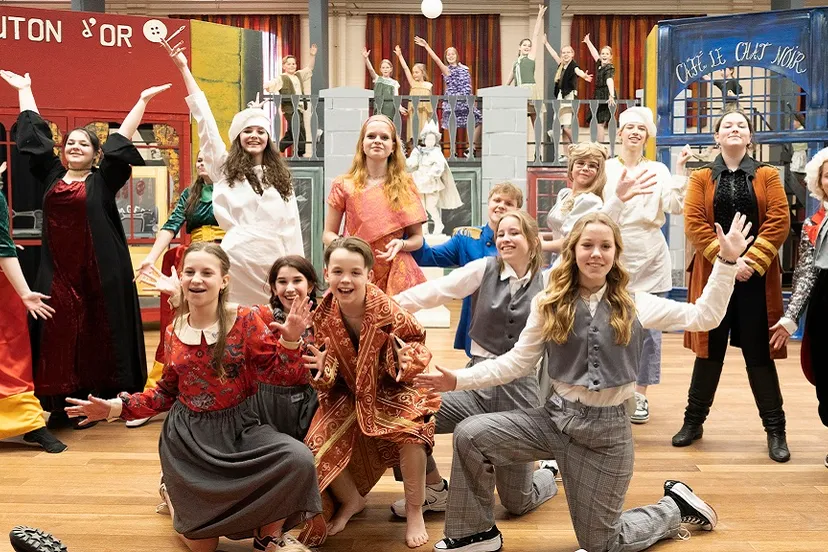 scenefoto kleren maken de keizer met in het midden milan hustinx als keizer frency koster