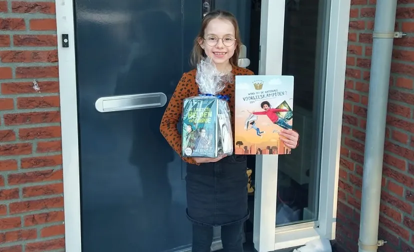 trotse voorleeskampioen juultje