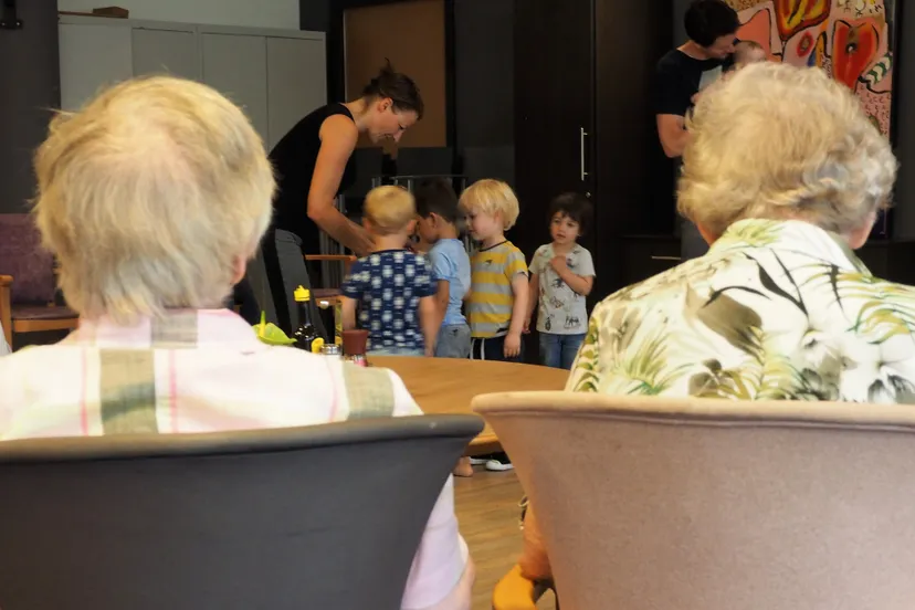 vis in het water theater peuterdans oud geniet van jong