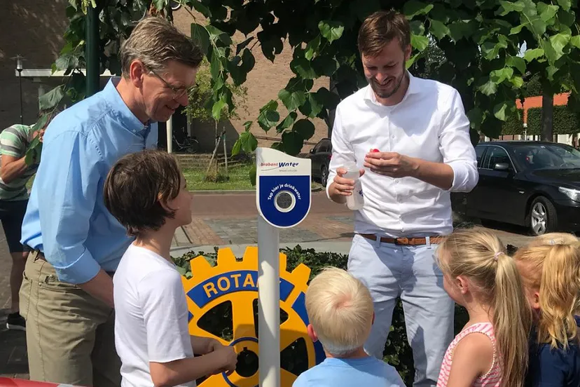 wethouder compagne en eric rath van rotary veghel openen watertappunt bo
