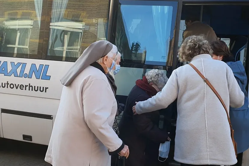 zusters instappen bus 2