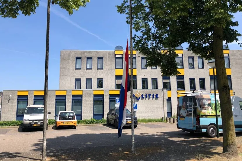 politie vlag halfstok