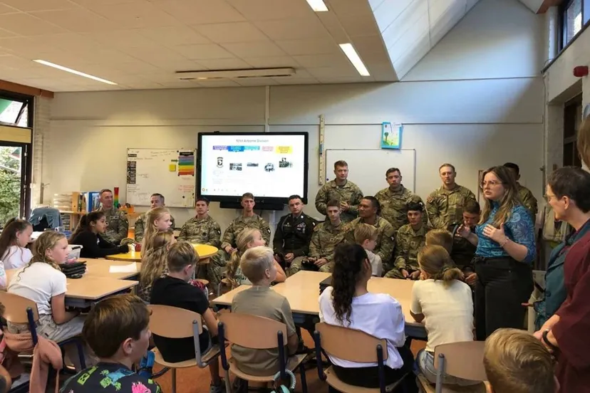 15-09-2025 Bezoek 101st Airborne aan BS De Empel in Erp 01